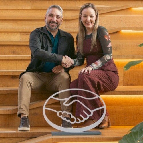 Ana Paula Borges e Fabricio Delboni, fundadores da ECOMCONSULT, com o troféu do Mercado Livre